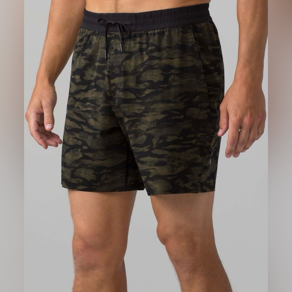 Lululemon Channel Cross Short in Bricollage Military Green Black Size Medium